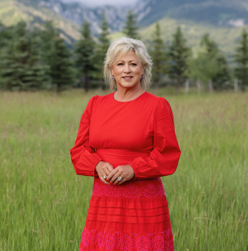 Portrait of PollyAnna Snyder, E&V Private Office | Managing Broker